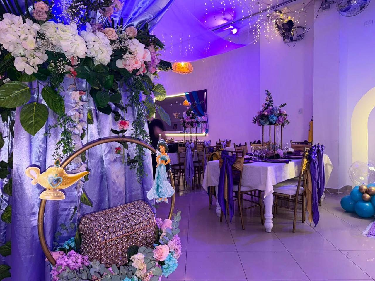 Salón en lila — Banquetes Altovar