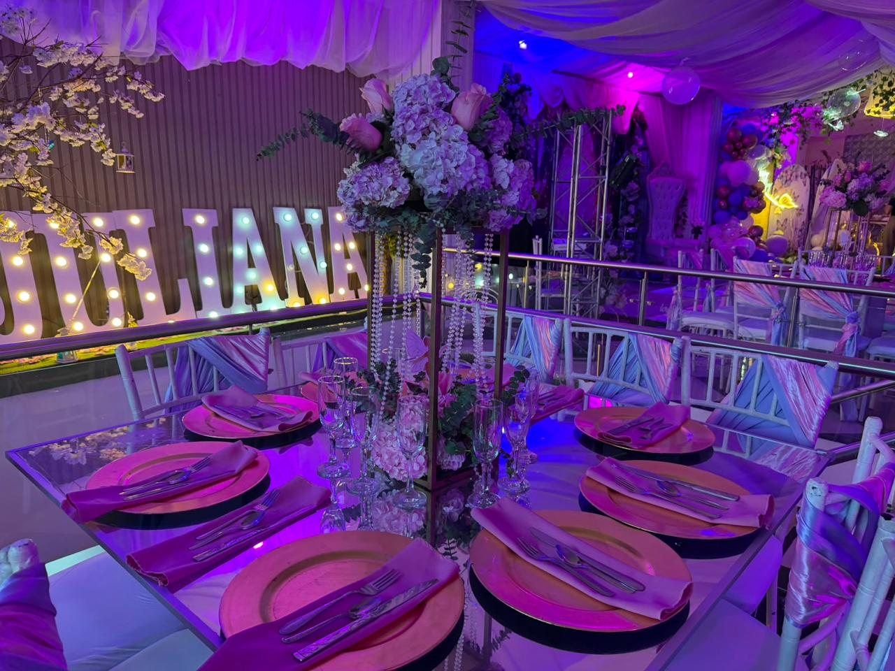 Luces y neón — Banquetes Altovar