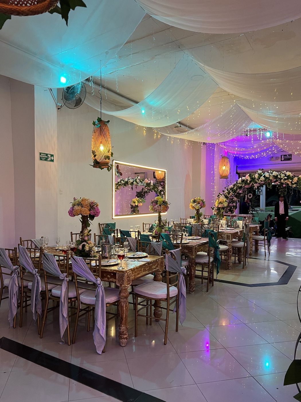 Salón de Altovar con mesas montadas, telas y lámparas de caña